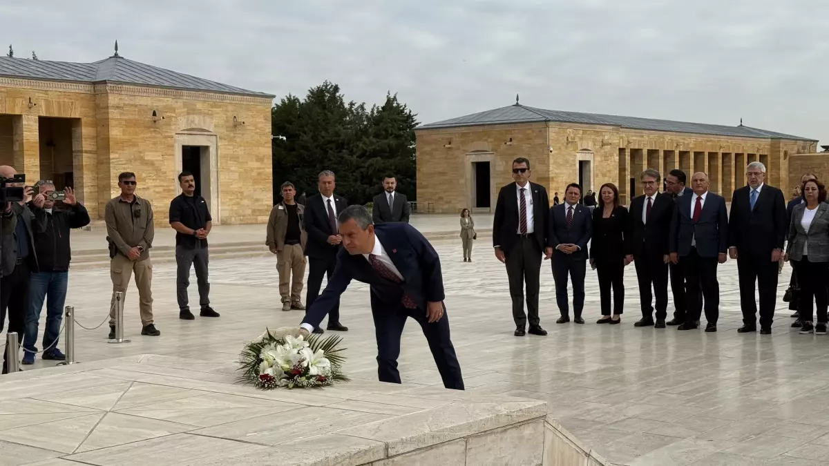 chp genel baskani ozgur ozel parti meclisi ve ydk uyeleriyle anitkabiri ziyaret etti eijfDvGw