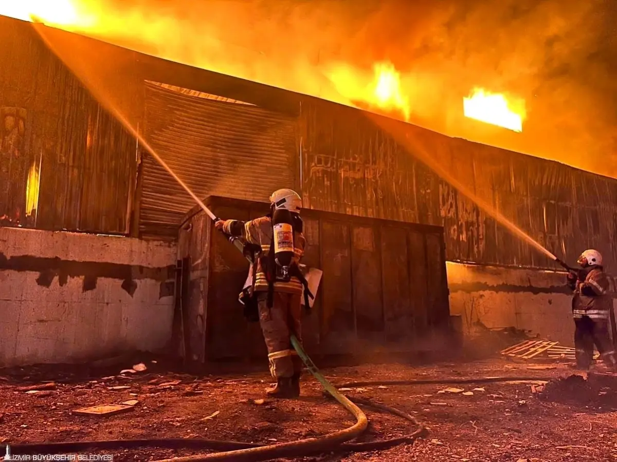 izmirdeki mobilya fabrikasinda yangin cikti TKcvPacl