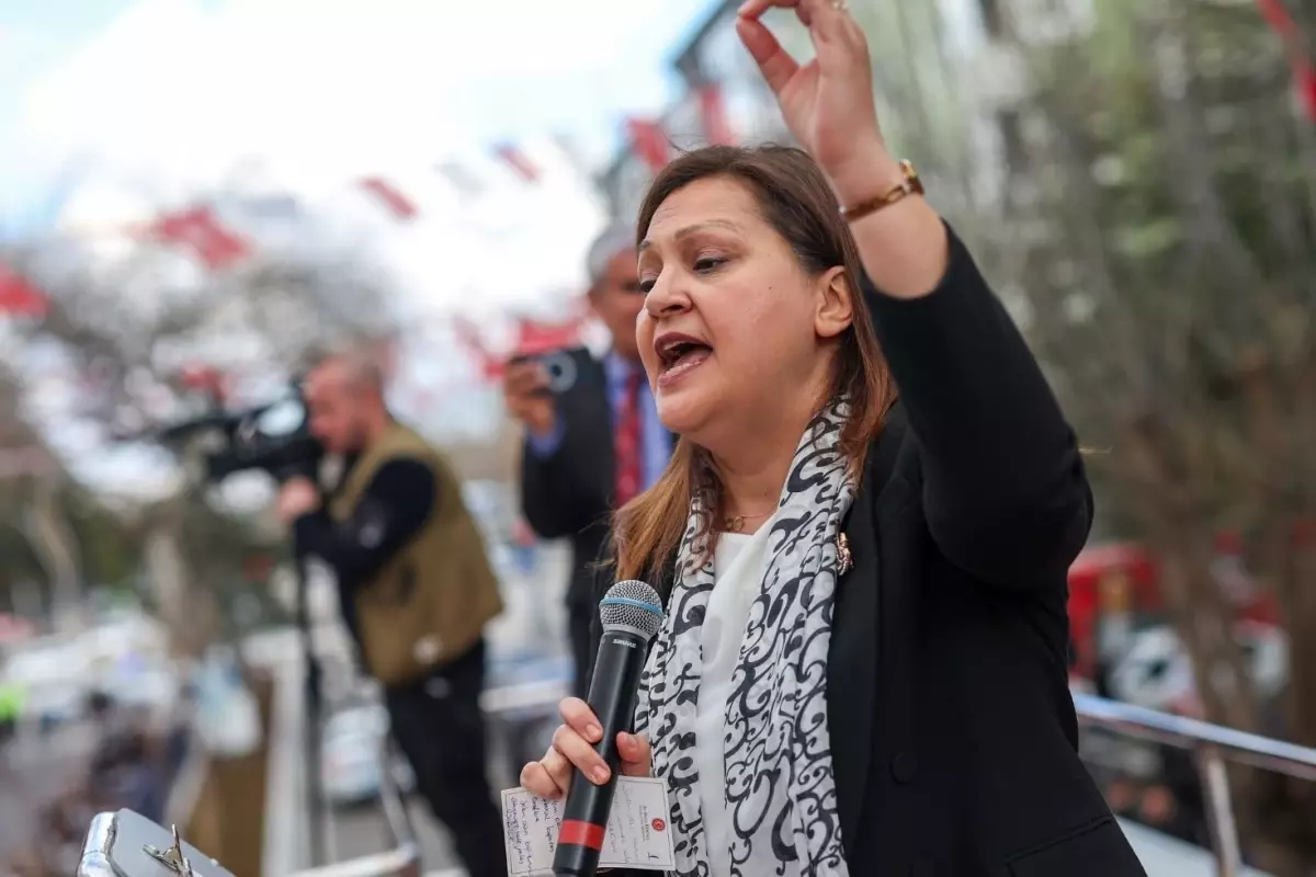 bomba iddia burcu koksal ve iki belediye baskani ak partiye geciyor dFMvhMZ5.jpg