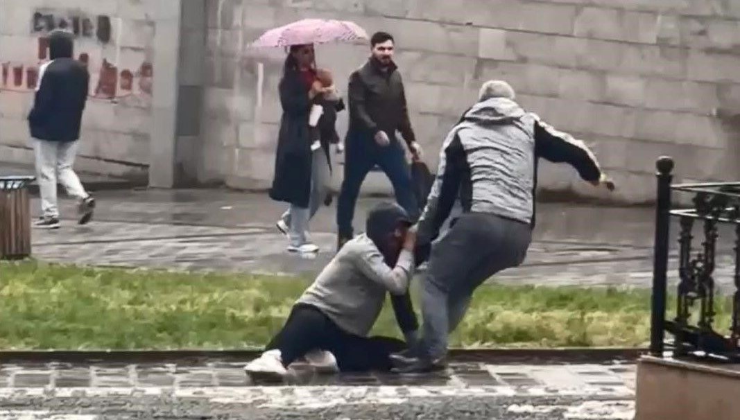 gaziosmanpasada sokak ortasinda kavga kaldirim tasiyla dovdu OjT6IpTF.jpg