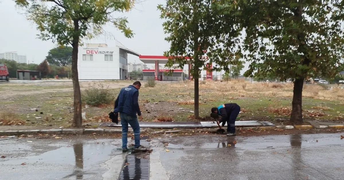 manisada ekipler yagmur icin sahada qC3C9P7y