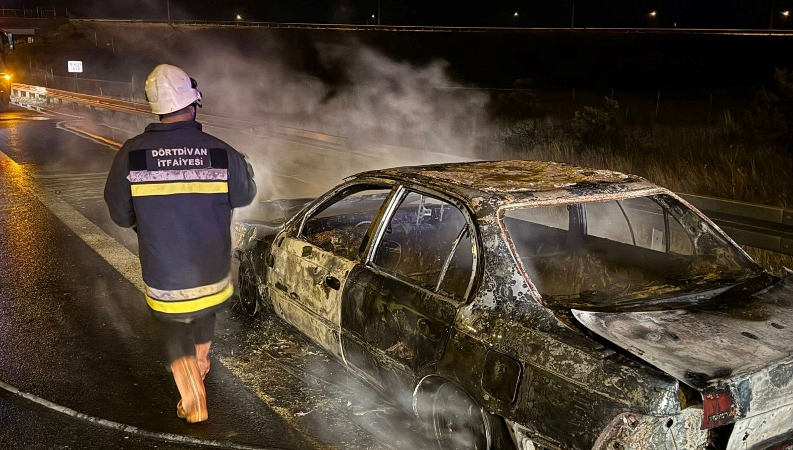 otoyolda yangin panigi giselerde yanmaya basladi NpExlmgI.jpg