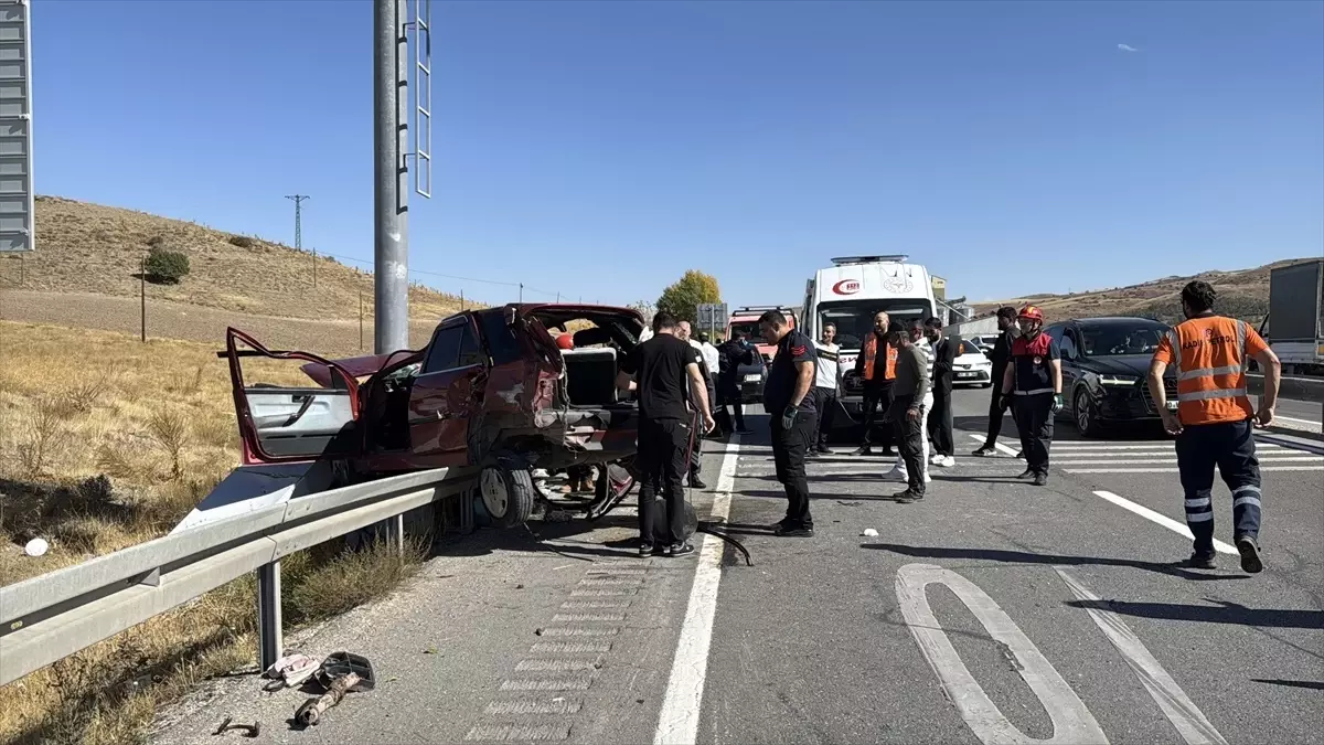 sivasta trafik kazasi 10 yarali f8FKqQ1x