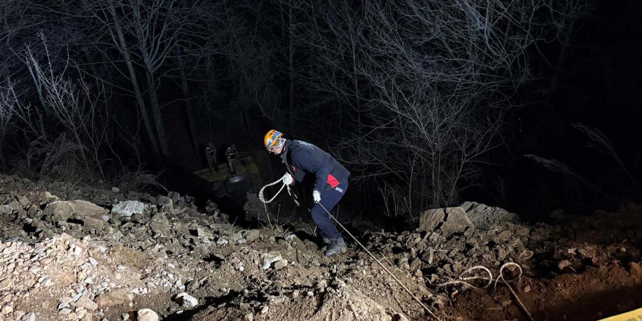 Kamyon uçuruma yuvarlandı! Sürücüsü öldü