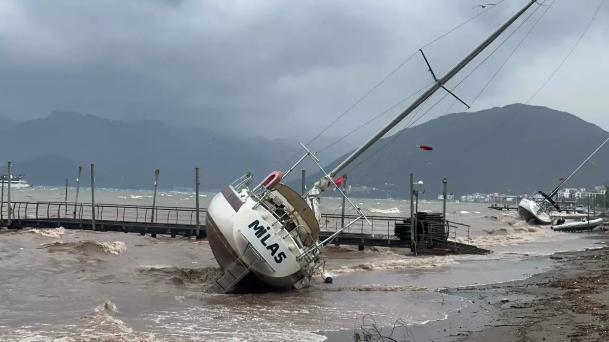 Marmaris’te Fırtına, Yelkenlileri Karaya Sürükledi