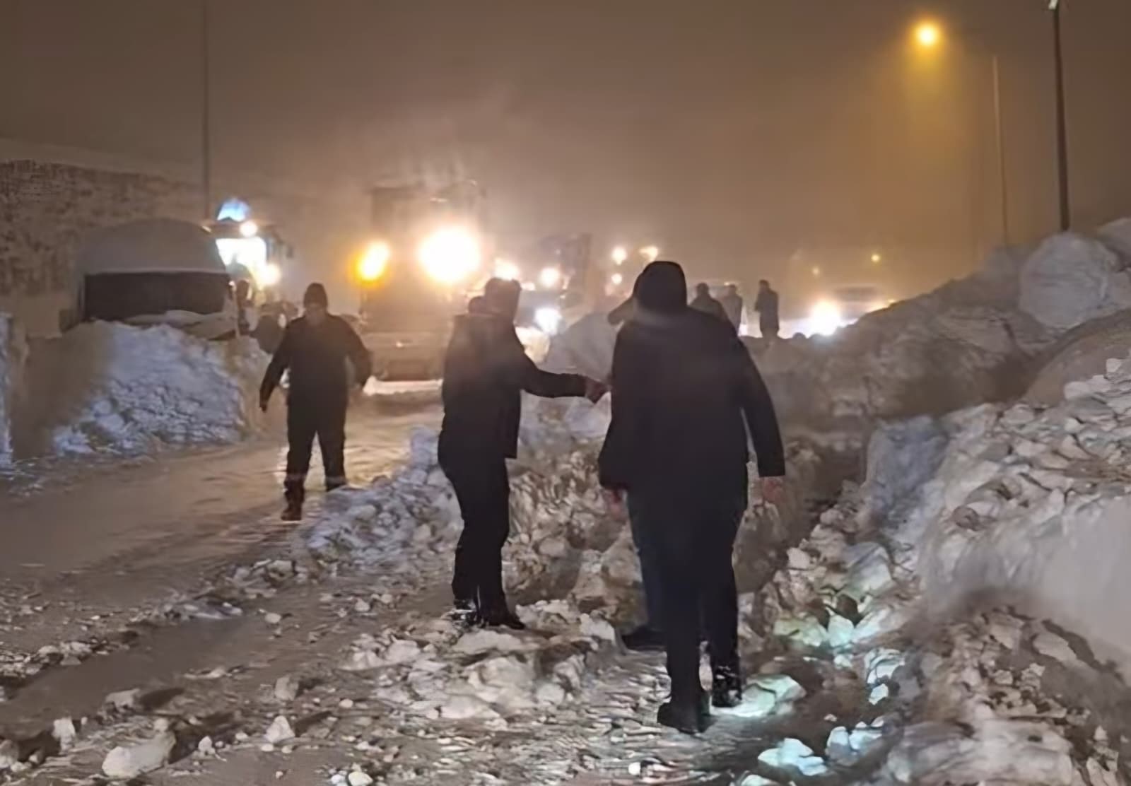 Bitlis’te çevre yolunda çığ düştü. Tanker sürücüsü altında kaldı