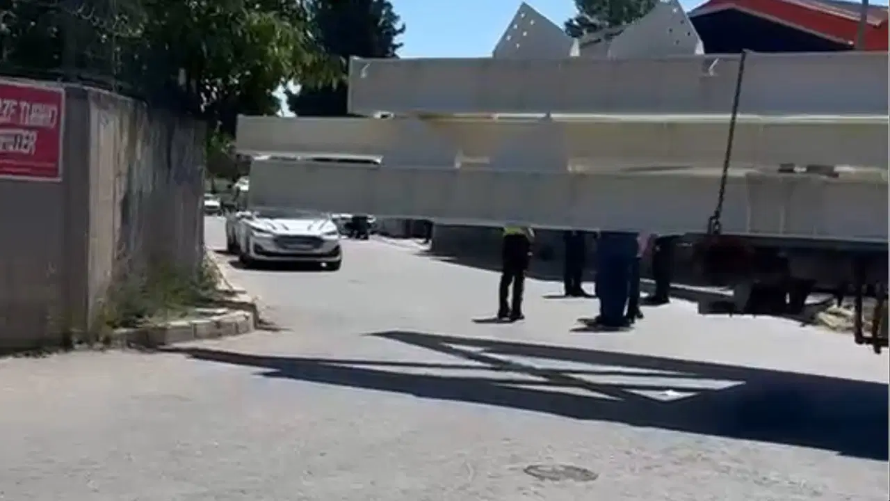 TIR’ın dorsesi ile bahçe duvarı arasına sıkışan Berat öldü